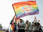 Kelompok-komunitas-LGBTQ-Bangkok-Pride-merayakan-keputusan-parlemen-Thailand.jpg