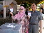 Ketua-DPD-Golkar-Jawa-Barat-Yance-bersama-istrinya.jpg