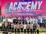 Ketua-Umum-PSSI-Erick-Thohir-beserta-jajarannya-foto-bersama-dengan-para-peserta-Garuda-Academy.jpg