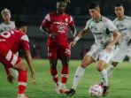 Kevin-Gomes-PSS-Sleman-saat-mencoba-melewati-pemain-Persis-Solo-di-Liga-1.jpg