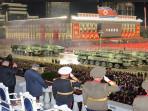 Kim-Jong-Un-memamerkan-senjata-senjata-nuklirnya.jpg