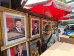 Kios-yang-menjual-bingkai-foto-Prabowo-dan-Gibran-di-Pasar-Baru.jpg