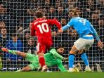 Kiper-Liverpool-Giorgi-Mamardashvili-melakukan-tepisan-pada-eksekusi-penalti-Erling-Haaland.jpg