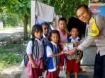 Bripka Andri Sisihkan Tunjangan untuk Beli Buku, Bantu Anak Liliba Semangat Belajar