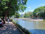 Kolam-Partini-Tuin-di-ujung-taman-dikelilingi-pepohonan.jpg