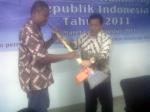 Komisi-Yudisial-Dihadiahi-Sapu-dan-Pengki.jpg