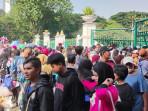 Kondisi-di-depan-pintu-Gerbang-Monas-Timur-Jakarta-Pusat-di-acara-puncak-HUT-ke-80-TNI.jpg