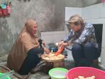 Saat Konjen Australia Masuk Gang Sempit di Lombok Timur, Jajal Parut Pisang Kepok di Rumah Inaq Suma