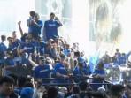 Konvoi Persib Bandung Juara: Saddil Ramdani Asyik Goyang, Thom Haye Duduk Santai