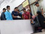Tangis Ibu Korban Tenggelam KMP Tunu Pratama, Histeris hingga Bersimpuh di Dekat Peti Jenazah
