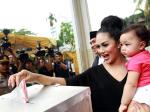Krisdayanti-gendong-anak-datangi-TPS.jpg