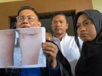 Kuasa-hukum-Supriyani-Andri-Darmawan-menunjukkan-bukti-luka-di-kaki-anak-Aipda-WH.jpg