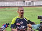 Kurniawan-Dwi-Yulianto-saat-diwawancarai-usai.jpg