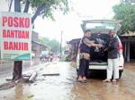 Kurniawan-dari-Kalla-Group-menyerahkan-bantuan-.jpg