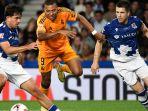 Kylian-Mbappe-Real-Madrid-mencoba-melewati-pemain-Real-Sociedad-di-Liga-Spanyol.jpg