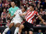 Kylian-Mbappe-berebut-bola-dengan-pemain-bertahan-Athletic-Bilbao.jpg