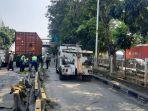 Pecah Ban, Truk Kontainer Kecelakaan Tunggal Tabrak Separator TransJakarta di Latumenten Jakbar