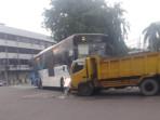 Bus TransJakarta Seruduk Truk di Jalan Cideng Timur Jakarta Pusat, Satu Orang Luka