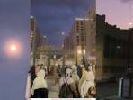 Heboh Jemaah Umrah Dengar Ledakan di Madinah, Diduga Dari Benda Bercahaya, Netizen Sebut Rudal  
