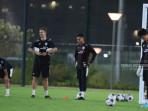 Latihan-Kiper-Timnas-Indonesia-Nadeo-Argawinata-dan-Reza-Arya-Pratama.jpg