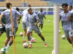 Liga-1-Latihan-Persib-Jelang-Kontra-Persija_20250211_210331.jpg