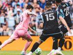 Lionel-Messi-menendang-bola-pada-laga-Minnesota-vs-Inter-Miami-di-MLS.jpg
