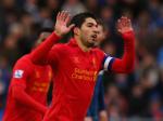 Luis-Suarez-angkat-tangan-kalah.jpg