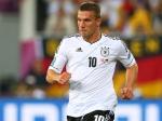 Lukas-Podolski-berlari-giring-bola-dong.jpg