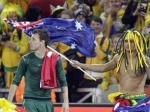 Luke-Wilkshire-dan-Tim-Cahill.jpg