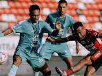 M-Tahir-PSBS-Biak-saat-menghalau-tendangan-Irfan-Jaya-Bali-United.jpg