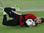 Maarten-Paes-menangkap-bola-di-sesi-latihan-Timnas-Indonesia.jpg