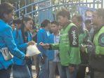 Mahasiswa-UKI-bagikan-500-paket-beras-ke-warga-sekitar-kampus-dan-ojol.jpg