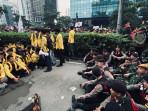 Mahasiswa dan Ojol 'Kuliahi' TNI-Polri yang Blokade Massa di Thamrin