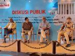 Mantan-pimpinan-KPK-Saut-Situmorang-kanan-menjadi-pembicara-dalam-diskusi-publik.jpg