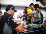 Mark-Webber-teken-penggemar.jpg