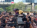 Demo Mahasiswa di Sudirman Memanas, Massa Dobrak Barikade Polisi