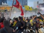 Asap Putih Selimuti Bundaran HI, Demo Mahasiswa Ricuh