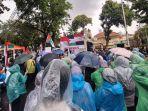 Massa-menggelar-aksi-unjuk-rasa-di-depan-Kedutaan-Besar-Mesir.jpg