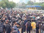 Massa-tolak-UU-TNI-yang-berasal-dari-kelompok-masyarakat-sipil-dan-mahasiswa.jpg