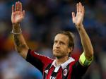 Massimo-Ambrosini-angkat-tangan-ke-fans.jpg