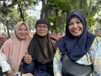 Masyarakat-memilih-untuk-piknik-di-jalur-hijau-di-median-Jalan-Medan-Merdeka-Barat.jpg