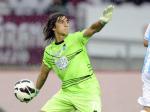 Mattia-Perin-lempar-bola-ke-tengah.jpg