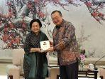 Presiden Xi Jinping Serahkan Buku Tata Kelola Pemerintahan Tiongkok Kepada Megawati Soekarnoputri