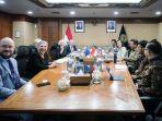 Menekraf-KaBekraf-Teuku-Riefky-Harsya-dan-Menteri-Imigrasi-Kewarganegaraan-Australia-Tony-Burke.jpg