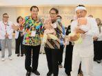 Datangi RSHS Bandung, Menkes dan Dedi Mulyadi Kompak Gendong Bayi Kembar Siam Nadia dan Nadira