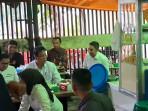 Momen Menkeu Purbaya Makan Ayam Sambal Ijo di Tenda Biru Kantin DJP 