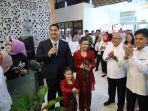 Menpora-Dito-Ariotedjo-dan-keluarganya-disambut-meriah-oleh-para-pejabat.jpg