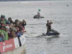 Menpora-Dito-Ariotedjo-saat-mengemudi-jetski-dari-Balige.jpg