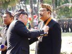 Mensos-Gus-Ipul-terima-penghargaan-JBMB-Emas-dari-Pemprov-Jatim.jpg