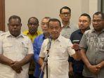 Menteri-ESDM-Bahlil-Lahadalia-Gubernur-Papua-Barat-Daya-Elisa-Kambu-Bupati-Raja-Ampat-Abdul-Faris.jpg
